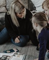 amanda läser en bok för barn