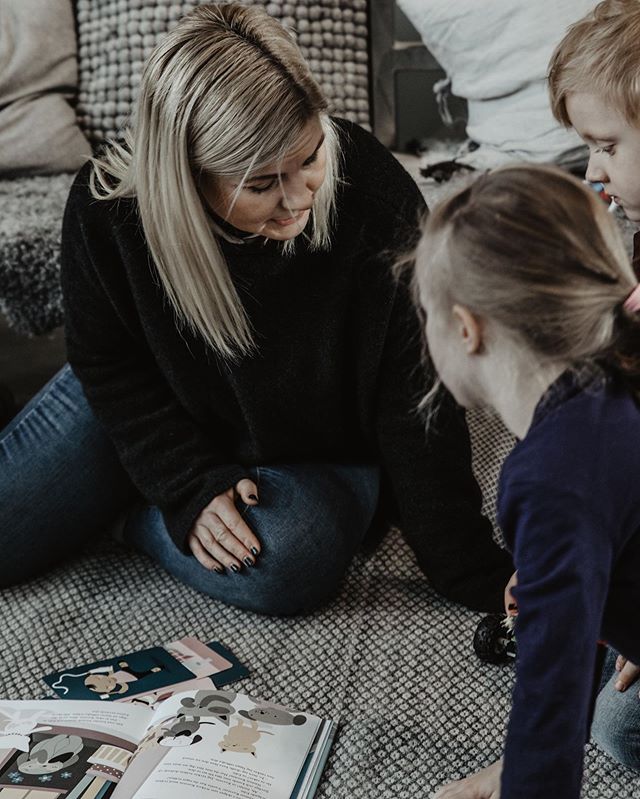 amanda läser en bok för barn